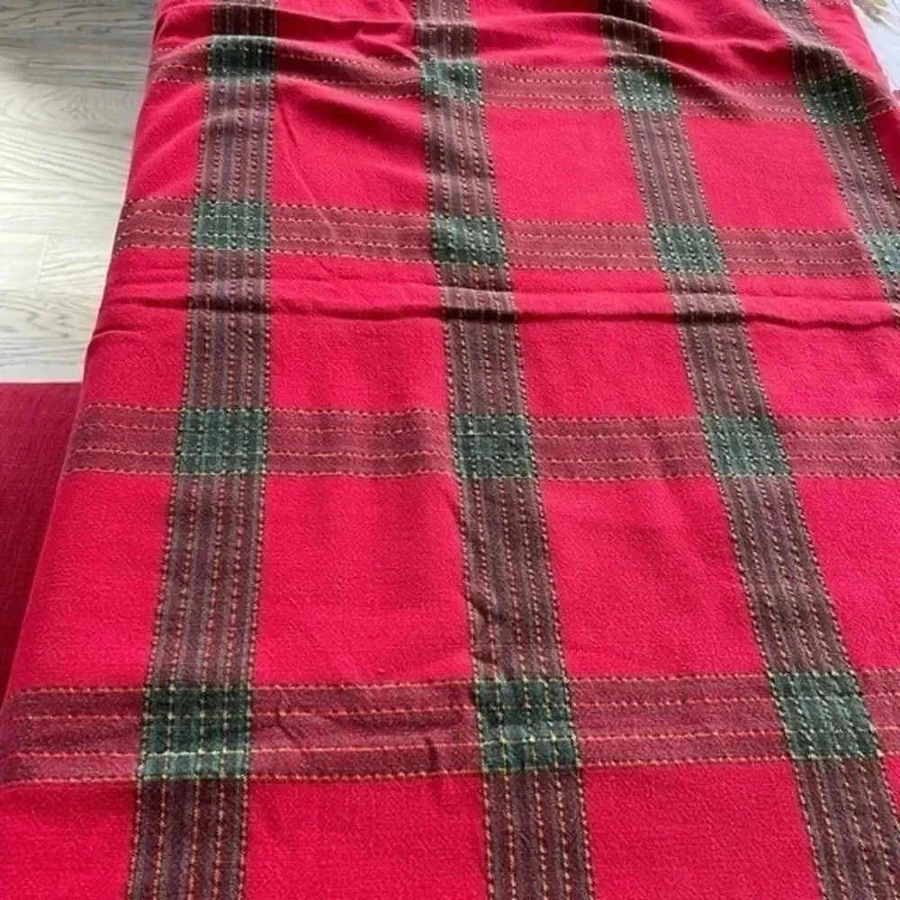Lintex Holiday Christmas themed table spread red/green/golden 55x72 -sits 4-6